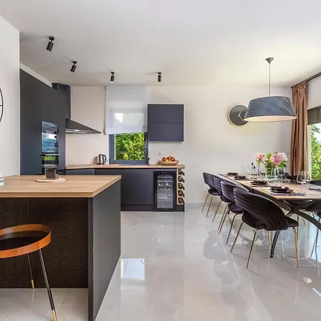 Beautiful Home In Opric With Wifi * Opric