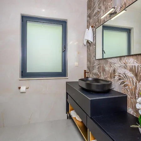 Beautiful Home In Opric With Wifi *
